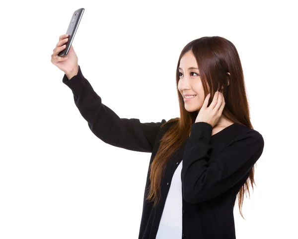 Женщина делает селфи с телефоном — стоковое фото