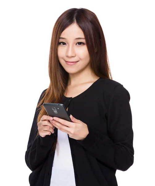 Mujer usando teléfono móvil — Foto de Stock