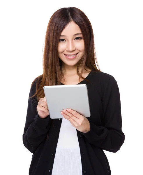 Frau mit digitalem Tablet — Stockfoto