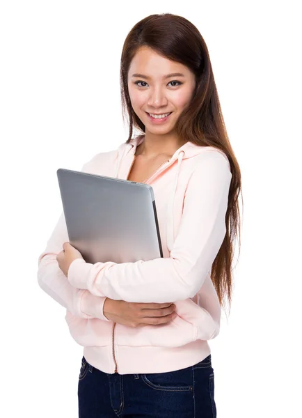 Frau mit Laptop — Stockfoto