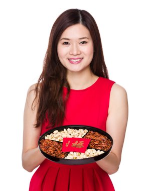 Aperatif tepsisi tutan kadın