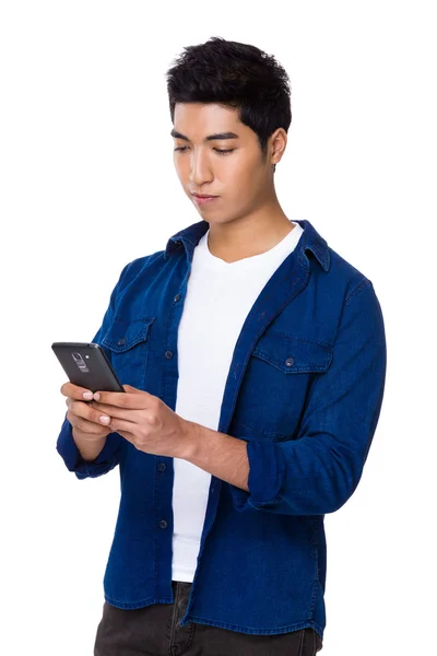 Hombre usando el teléfono celular — Foto de Stock