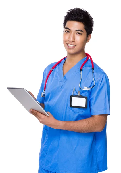 Dokter met tablet — Stockfoto