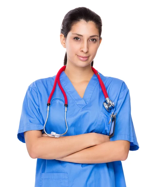 Medico donna con le braccia incrociate — Foto Stock