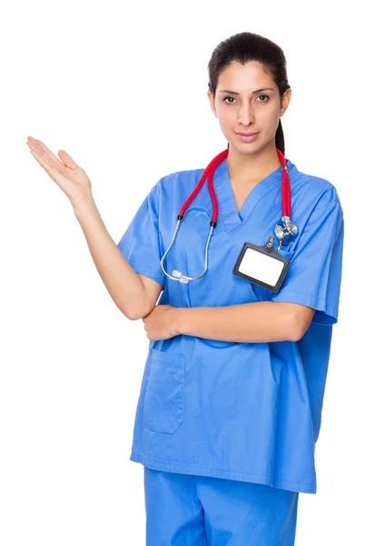 Läkare med öppen hand palm — Stockfoto