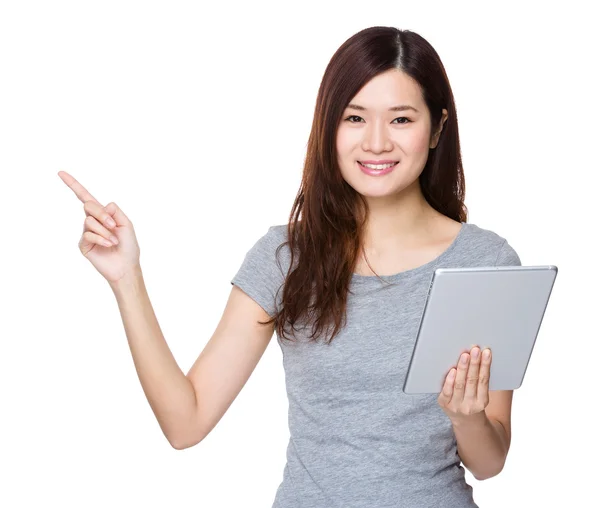 Frau mit Tablet und erhobenem Finger — Stockfoto