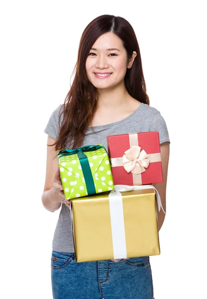 Donna con scatole regalo — Foto Stock