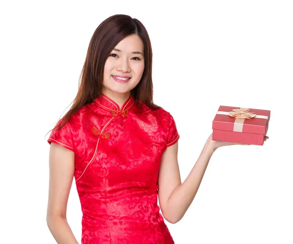 Žena s červené krabičce — Stock fotografie