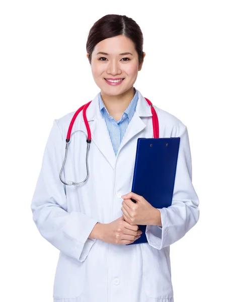 Kobieta lekarz z schowkiem — Zdjęcie stockowe