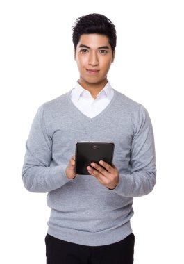 Dijital tablet kullanan işadamı