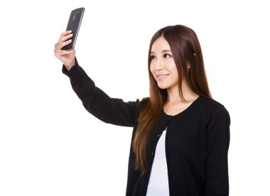 Kadın selfie çekiyor.