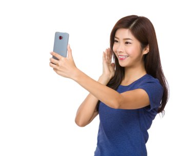 Kadın selfie çekiyor.