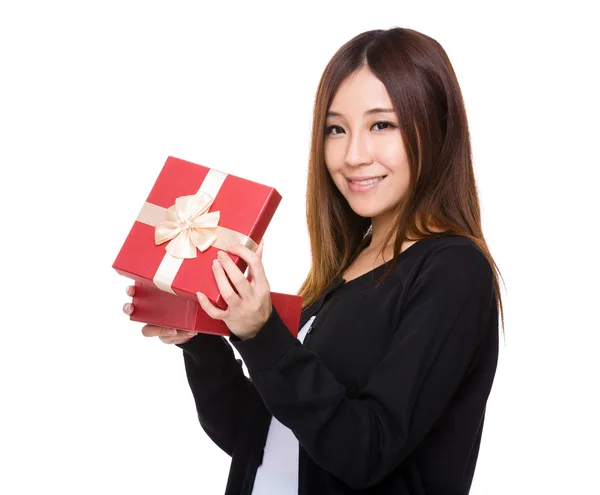 Donna con scatola regalo — Foto Stock