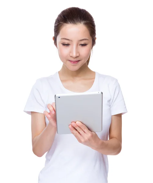 Vrouw met digitale tablet — Stockfoto