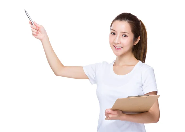 Mujer con portapapeles y pluma — Foto de Stock