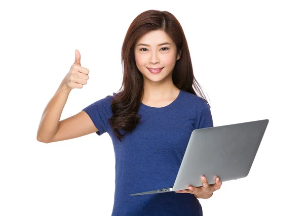 Kvinna med laptop och tummen upp — Stockfoto