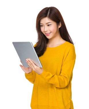 dijital tablet kullanan kadın