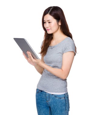 dijital tablet kullanan kadın