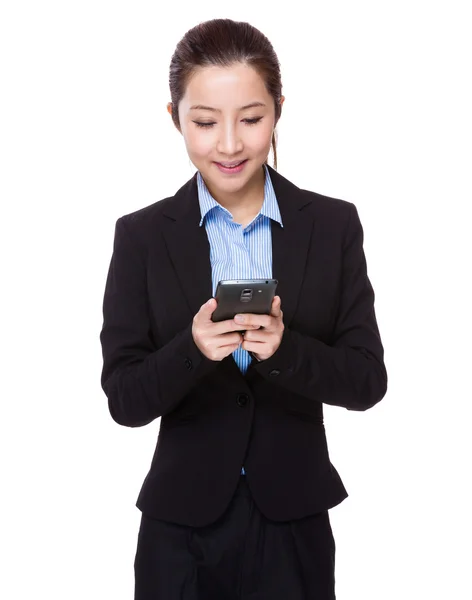 Businesswoman pomocí mobilního telefonu — Stock fotografie