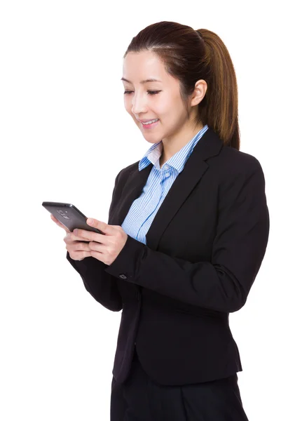 Businesswoman pomocí mobilního telefonu — Stock fotografie