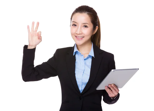 Mujer de negocios con tableta y signo de ok — Foto de Stock