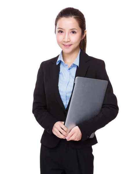 Zakenvrouw met laptop computer — Stockfoto