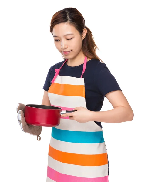 Huisvrouw met koekepan en oven handschoenen — Stockfoto