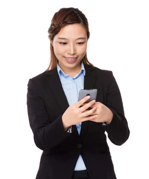 Businesswoman pomocí mobilního telefonu — Stock fotografie