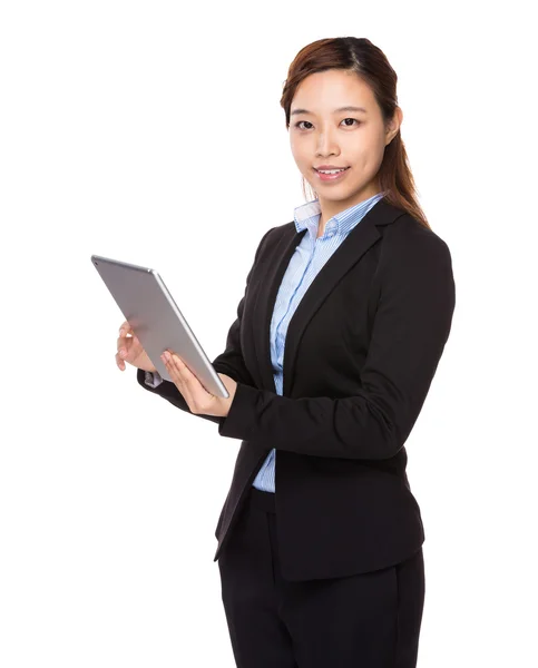Businesswoman using tablet — Stock Photo, Image