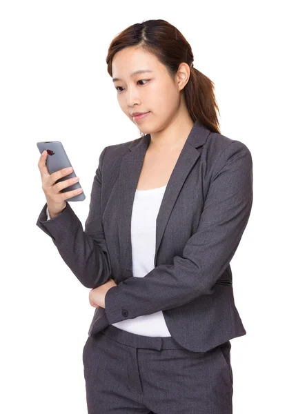 Geschäftsfrau mit Handy — Stockfoto