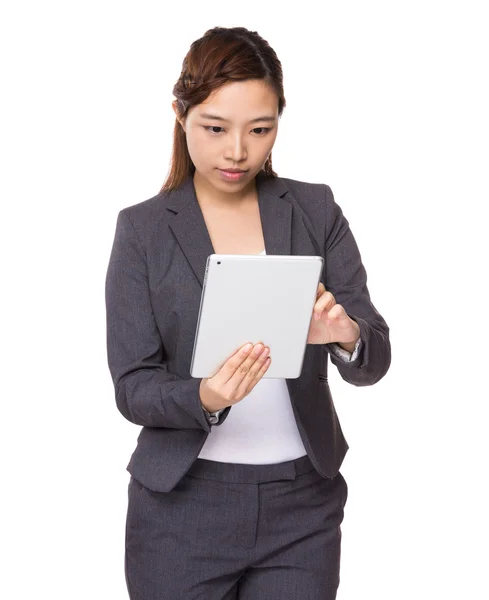 Zakenvrouw die tablet gebruikt — Stockfoto