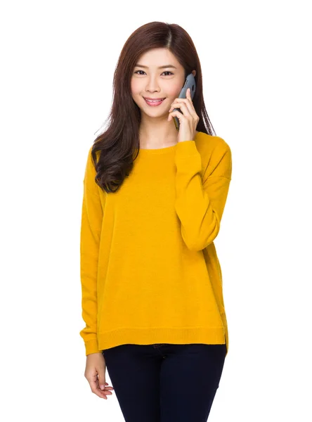 Woman talking on mobile phone — Stock Photo, Image