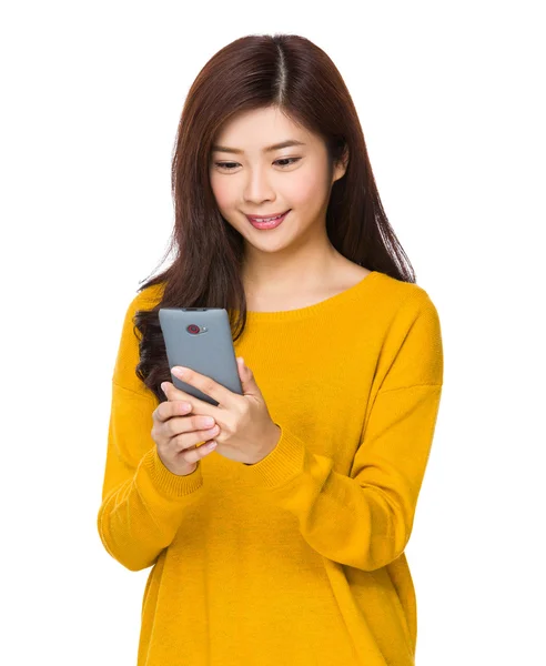 Woman looking at cellphone — Stock Photo, Image