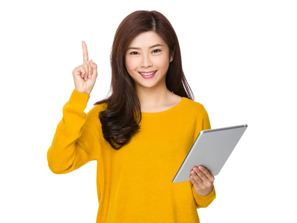 Woman with tablet and finger up — Stock Photo, Image