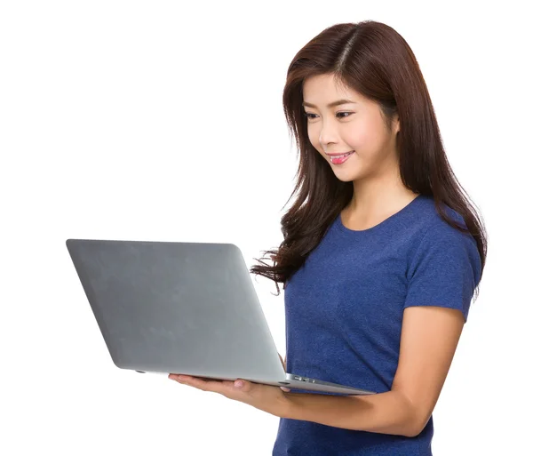Vrouw kijken naar draagbare computer — Stockfoto