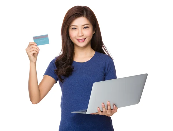 Vrouw met laptop en creditcard — Stockfoto