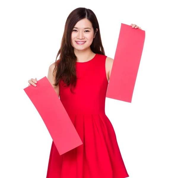 Donna con coppia di striscioni rossi — Foto Stock