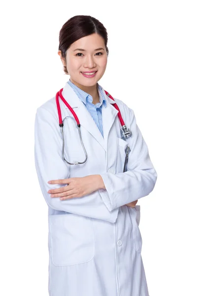 Medico donna con le braccia incrociate — Foto Stock