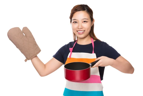 Huisvrouw met steelpan en oven handschoenen — Stockfoto