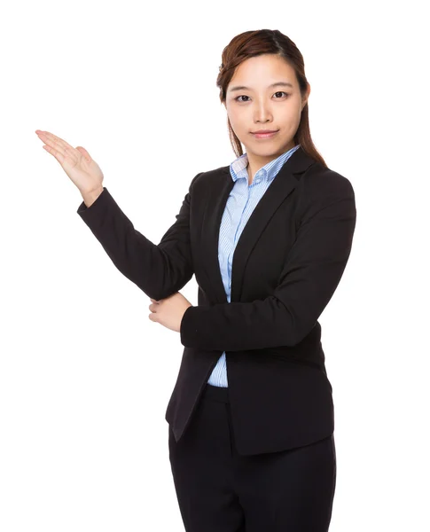 Geschäftsfrau mit offener Handfläche — Stockfoto