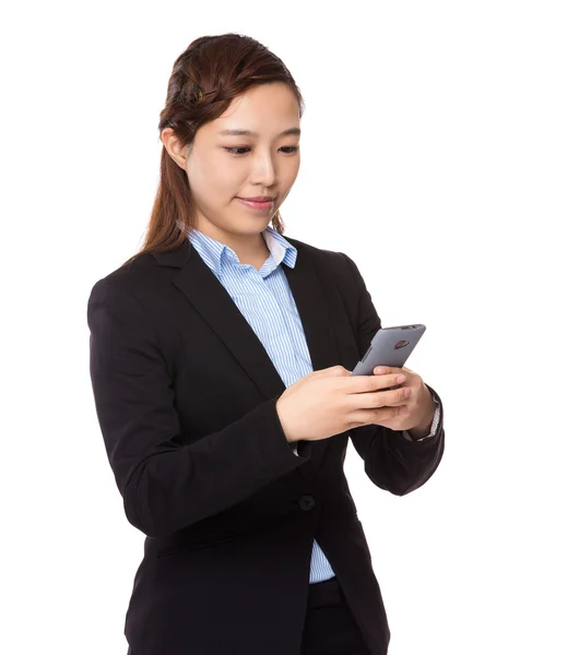 Femme d'affaires regardant le téléphone portable — Photo