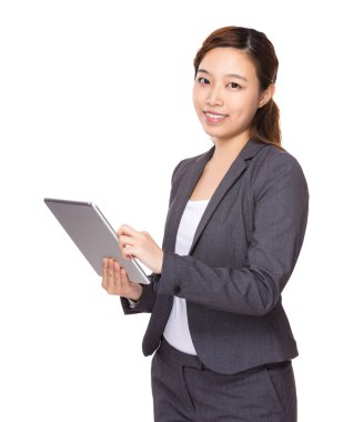 Dijital tablet kullanan iş kadını