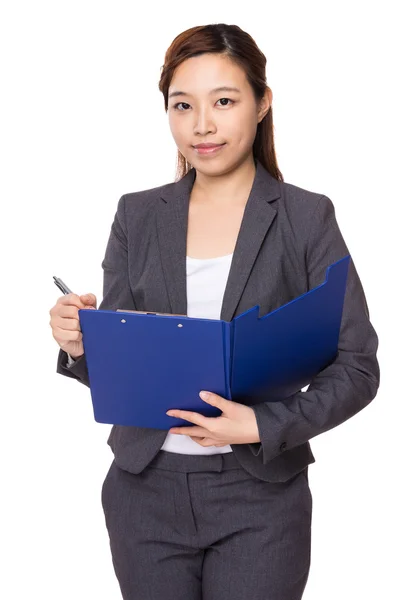 Zakenvrouw schrijft op Klembord — Stockfoto