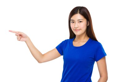 Parmakla işaret eden kadın