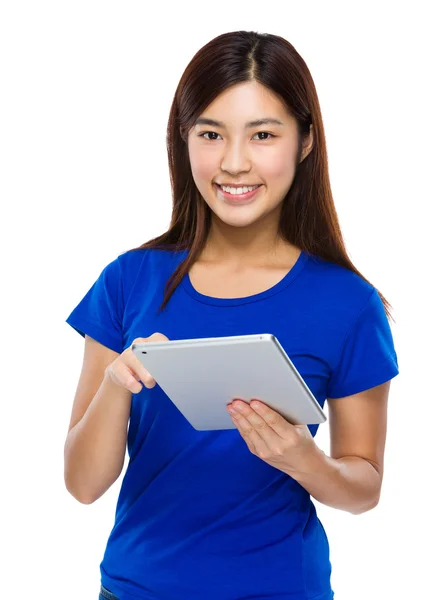 Donna con tablet digitale — Foto Stock