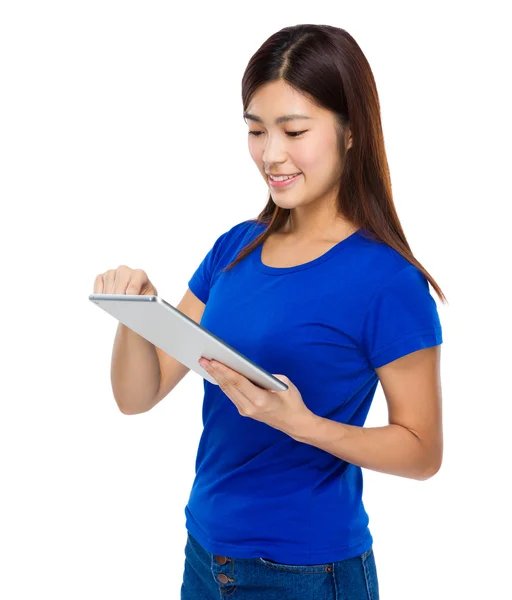 Mulher com tablet digital — Fotografia de Stock