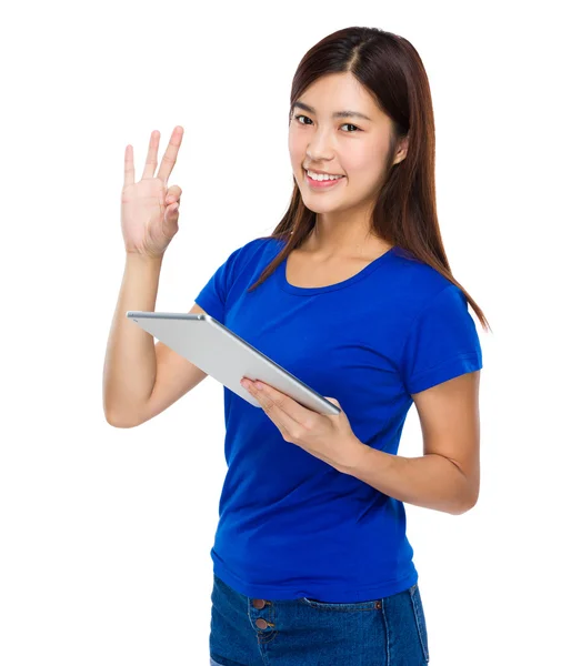 Woman with tablet and ok sign — Stock Photo, Image