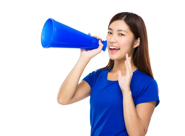 Mujer gritando con megáfono — Foto de Stock