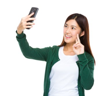 Kadın selfie çekiyor.
