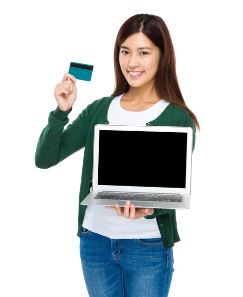 Kvinna med bärbar dator och kreditkort — Stockfoto